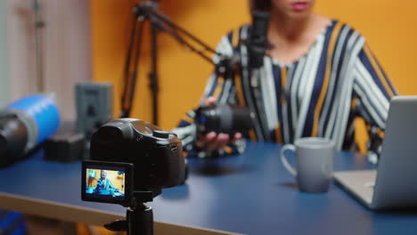 creador de contenido hablando sobre la lente de la cámara en un nuevo episodio de podcast