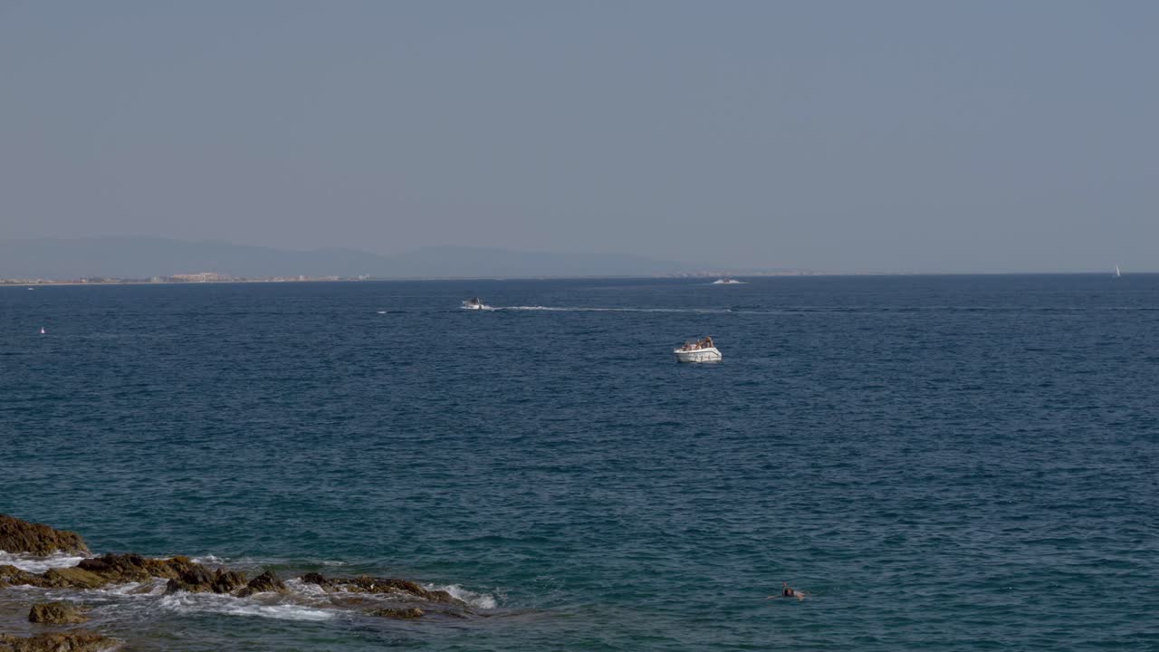 지중해의 작은 관광 보트