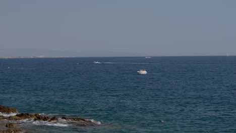 小型游客船只在地中海航行