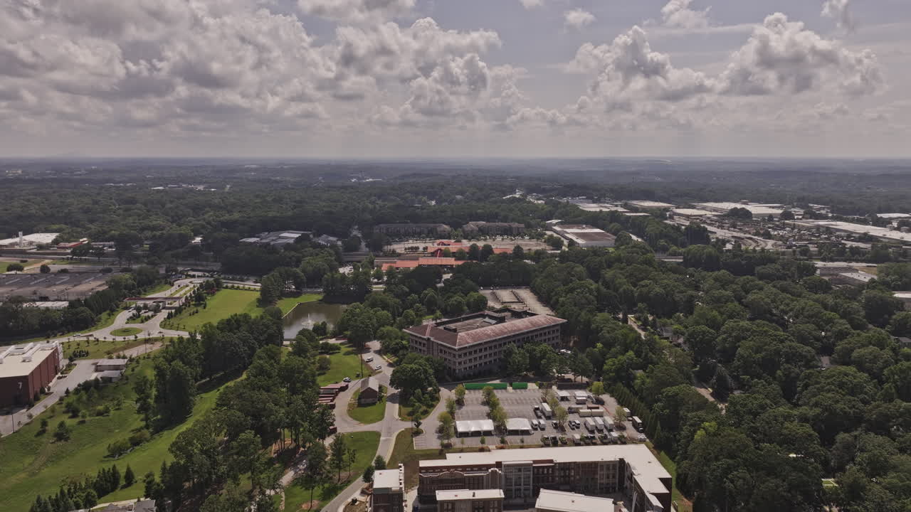 vistas panorámicas aéreas de atlanta georgia v977, sobrevuelo de drones y alrededor de los estudios en fort mcpherson capturando el sitio de producción de la película y el horizonte de la ciudad - filmado con mavic 3 pro cine - agosto 2023