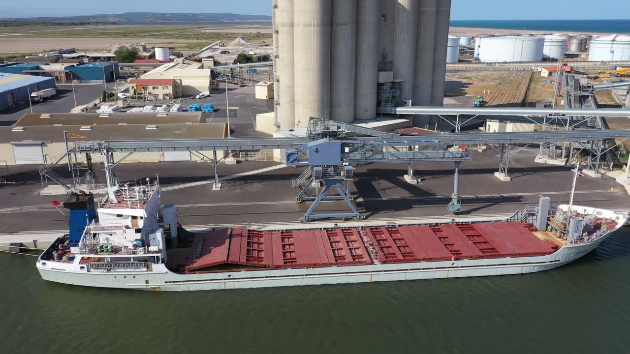 포트 라 노벨 (port-la-nouvelle) - 곡물로 가득 찬 배, 상업 항구, 공중 사진 (aude)