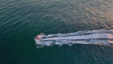 Jetskiing---Jet-Skier-Dejando-Estela-En-La-Superficie-Del-Océano-Azul