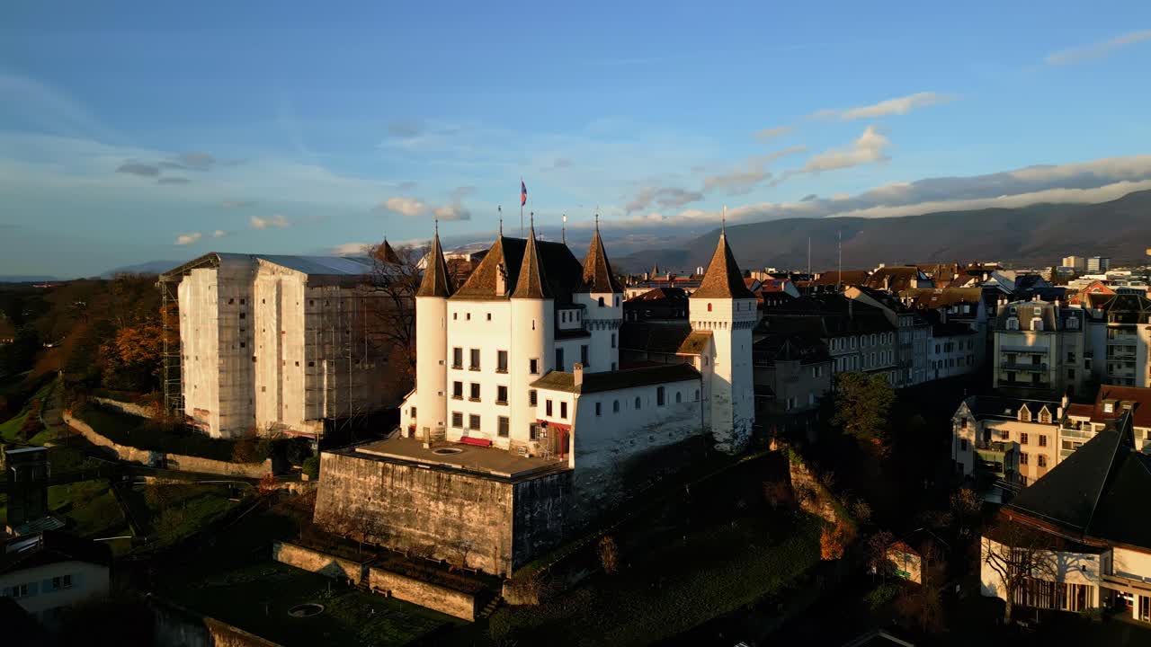 drone disparado en órbita cerca del castillo de nyon al amanecer en el cantón de vaud, suiza