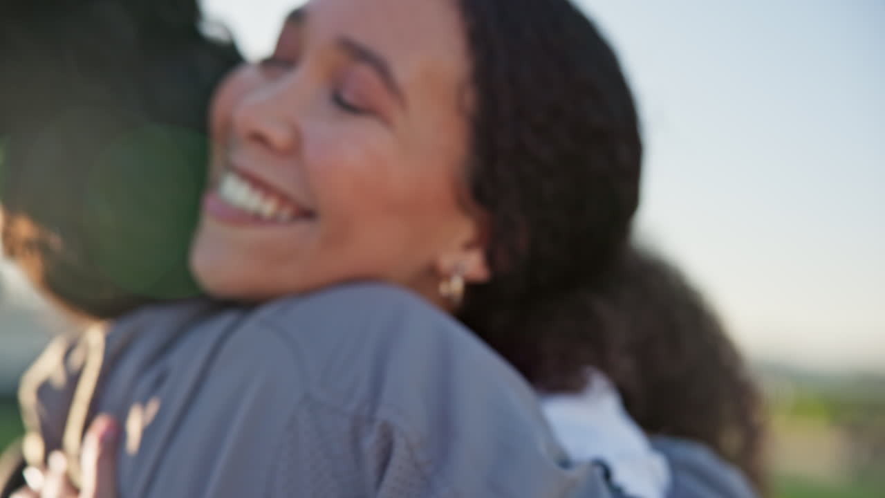 fitness, amigos y abrazos de mujeres al aire libre