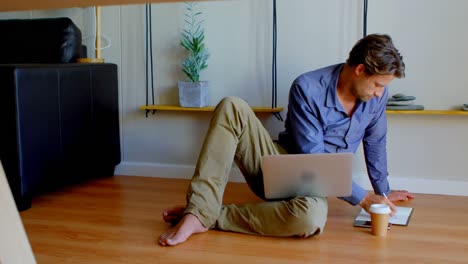 hombre escribiendo en un diario en casa 4k