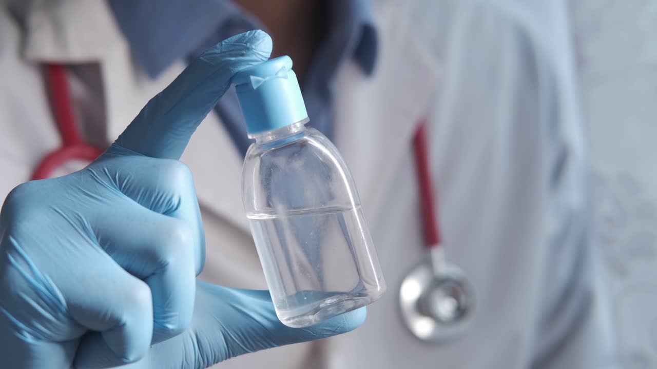 médico con desinfectante para las manos