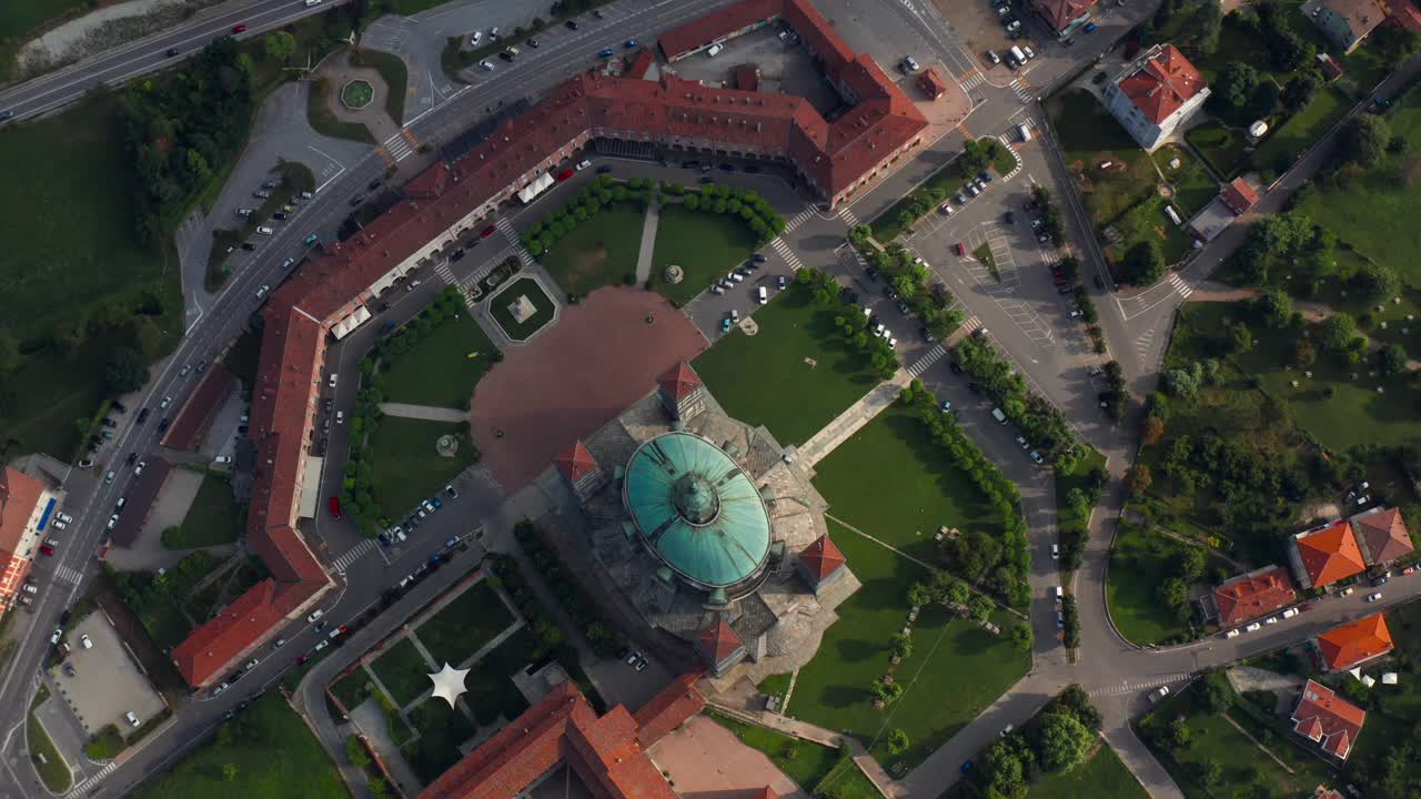 взгляд с воздуха на святилище - базилика викофорте, посвященная рождеству святой марии