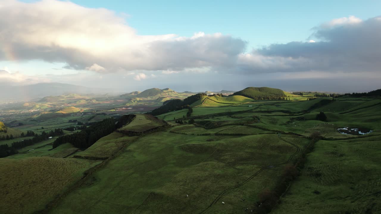 Ripresa aerea in movimento che mostra le bellissime colline verdi di São Miguel nelle isole Azzorre, circondate da grandi nuvole