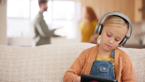 Tablet,-Kopfhörer-Und-Eltern-Streiten