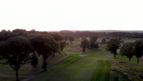 Volando-Por-El-Campo-De-Golf-Al-Atardecer