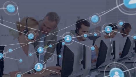 animación de la red de iconos digitales sobre empresario caucásico capacitación de ejecutivos en la oficina