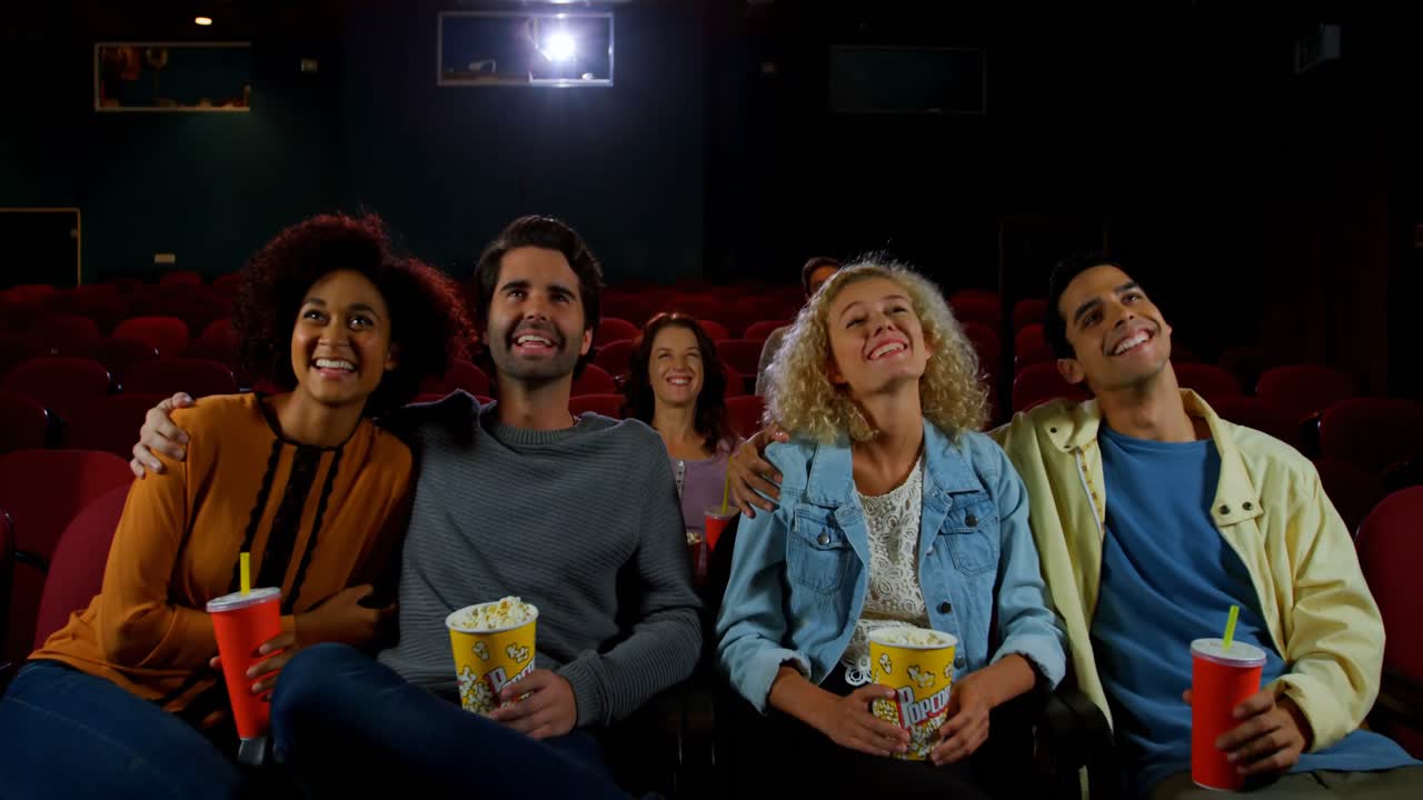 Coppia che guarda un film al cinema 4k