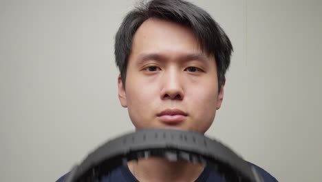 retrato en primer plano de un tipo chino sacando auriculares con micrófono