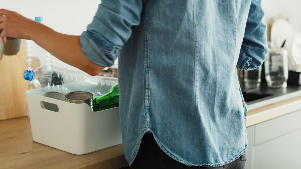 vídeo estático de la colocación de envases limpios listos para el reciclaje