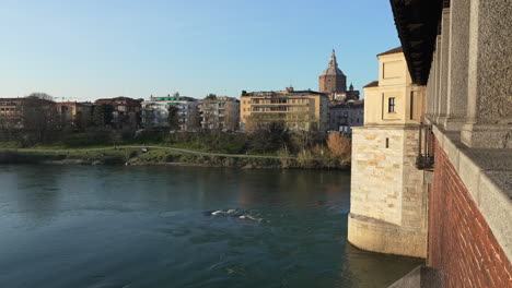 Schöne-Aussicht-Auf-Ponte-Coperto-Und-Im-Hintergrund-Den-Dom-Von-Pavia