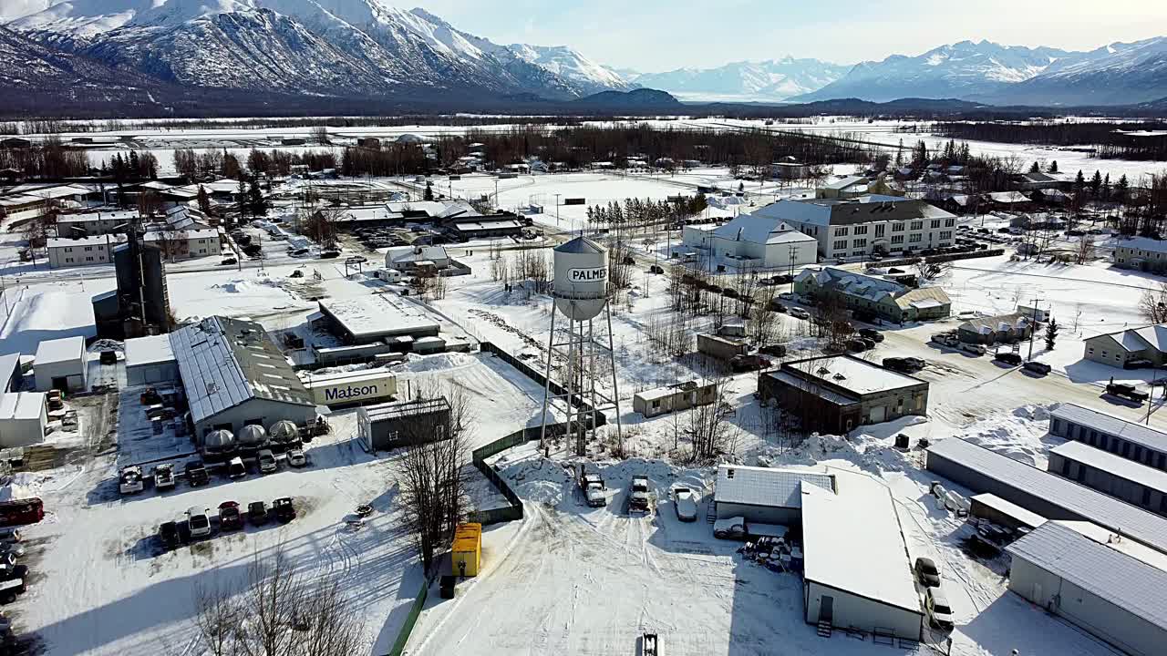 Video aereo 4k 30fps del centro di Palmer, Alaska in inverno
