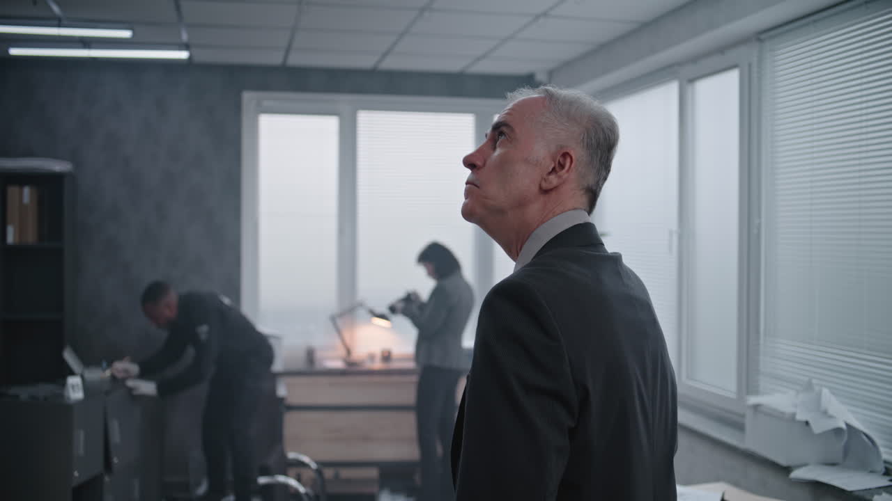 investigación de la escena del crimen en una oficina