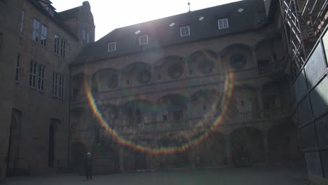 Llamarada-Solar-Sobre-El-Edificio-Del-Museo-De-Varios-Niveles---Schlossplatz-En-El-Centro-De-Stuttgart-En-4k,-Arquitectura-Clásica-De-Alemania,-Famosa-Lente-Roja-Komodo-Cooke-Mini-S4i-Calidad-Premium-|-Noticias