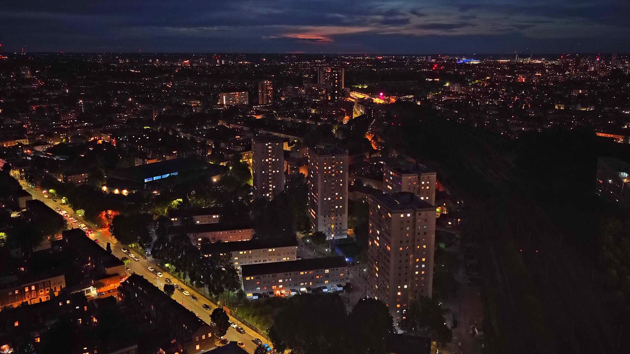 Imágenes aéreas de dron del barrio residencial que rodea el Emirates Stadium del Arsenal FC en el norte de Londres, Inglaterra. El video captura hileras de casas adosadas tradicionales
