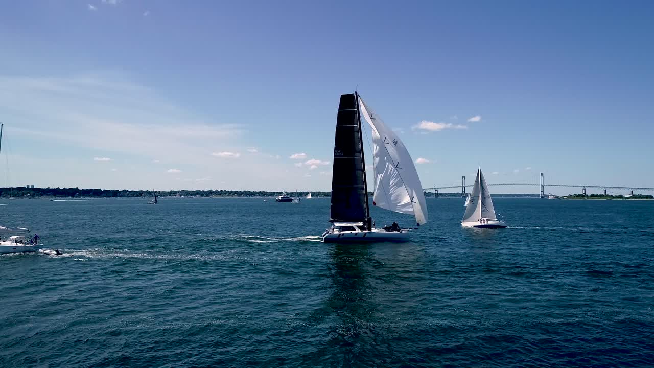 후지산에 들어오고 나가는 요트