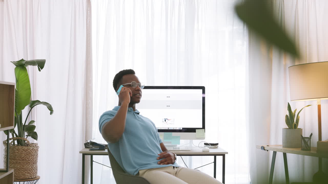 hombre de negocios, relajarse o una llamada telefónica en la oficina de casa