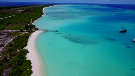 tranquilas aguas color aguamarina del atolón de las islas del paraíso de maldivas, ángulo aéreo 4k