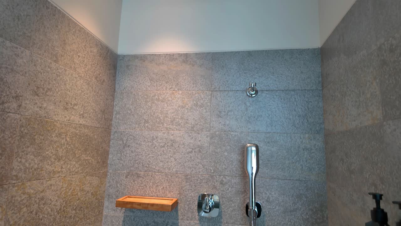 video en 4k de una ducha muy limpia y espaciosa con cabeza de ducha de lluvia en un hotel de lujo en colombo, sri lanka