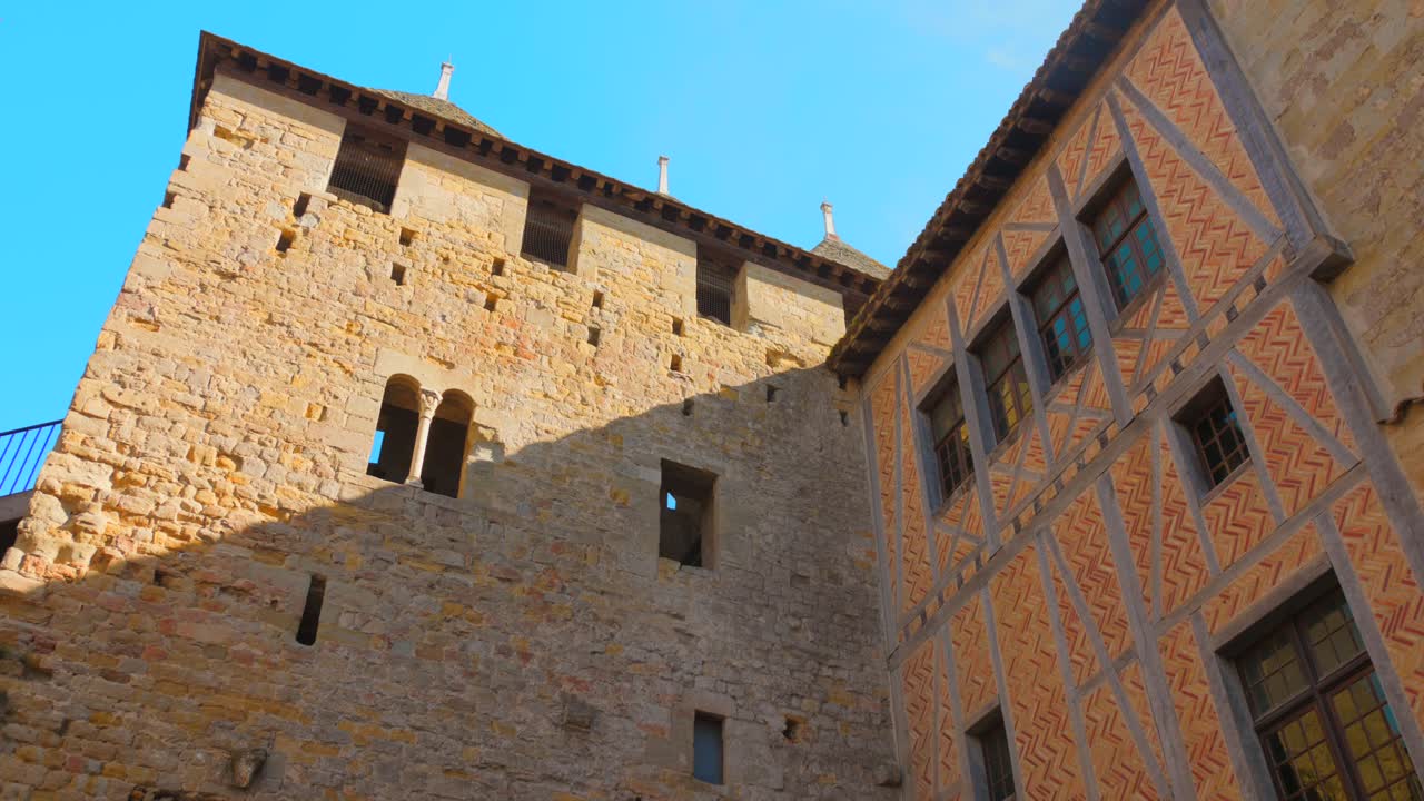 Architettura della cittadella di Carcassonne, ripresa con tempo soleggiato e con un focus sugli edifici storici.