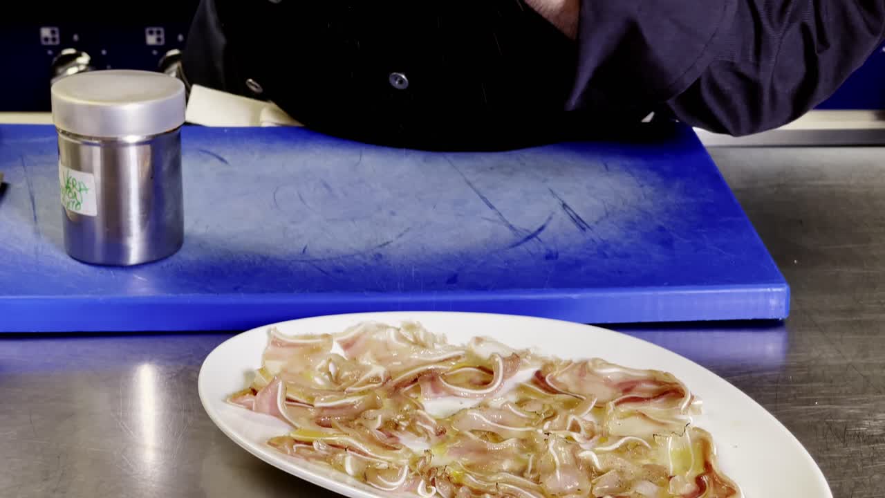 carpaccio de carne picante en un restaurante de alta cocina