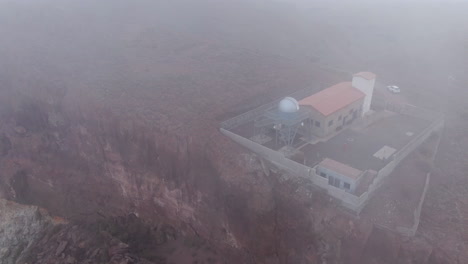 Toma-Aerea-En-Orbita-Sobre-El-Observatorio-De-Temisas-Donde-La-Neblina-Cubre-Parcialmente-El-Domo