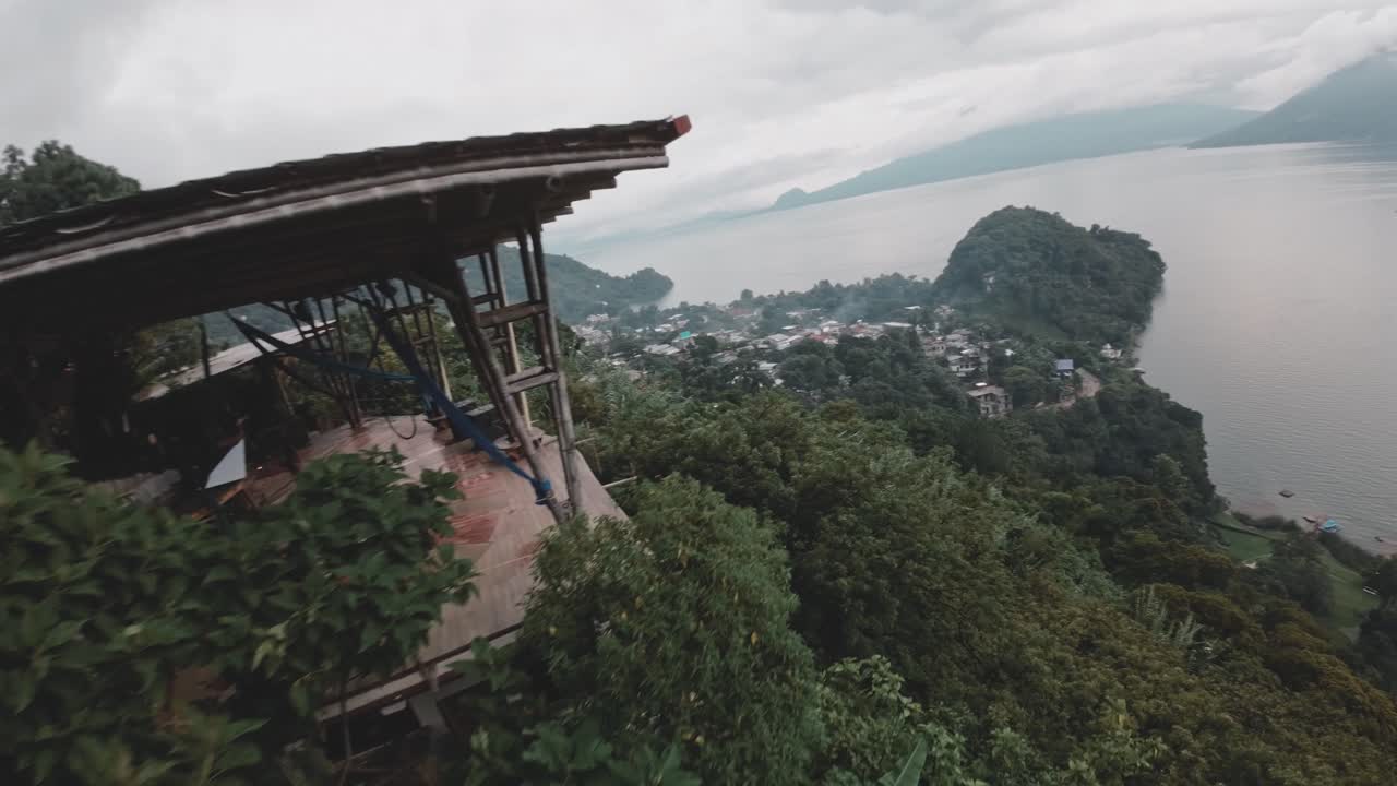 terraza en la ladera con vista al lago y volcán de atitlán, vista aérea fpv