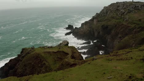 Luftschwenk-Entlang-Der-Rauen-Küste-Von-Cornwall,-England,-Mit-Ruinen-Der-Zinnminen,-Die-Teil-Der-Dramatischen-Szenerie-Sind,-Die-In-Der-Meisterstück-Theateraufführung-Von-Poldark-Verwendet-Wurde