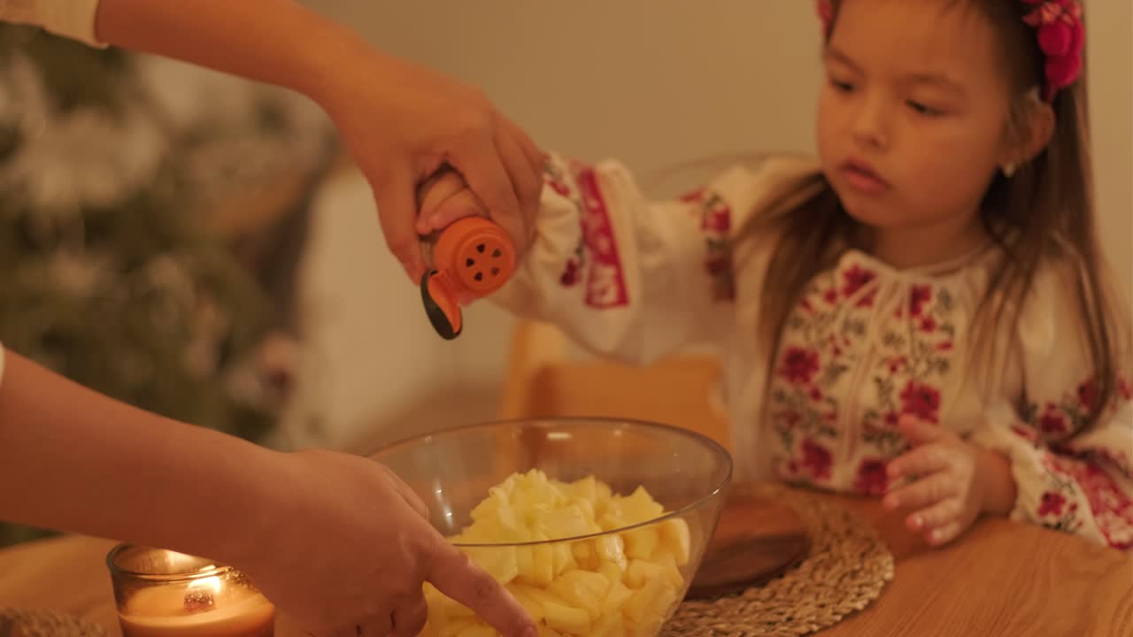 어머니 와 딸 이 크리스마스 축제 를 준비 하고 있다