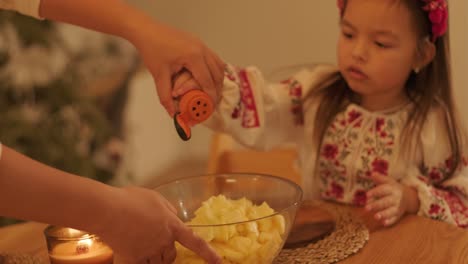 madre e hija preparándose para la celebración de navidad