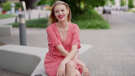 mujer con vestido rojo al aire libre