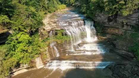 Cummins-Falls-Mündet-In-Den-Fluss-Mit-Grünem-Wald-In-Tennessee,-Nashville