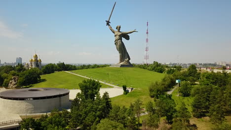 Toma-Aérea-De-La-Estatua-De-La-Patria-En-Mamaev-Kurgan