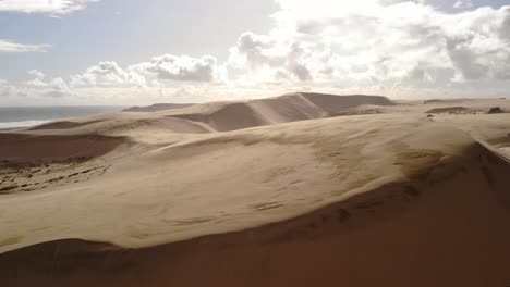 vuelo aéreo sobre una duna de arena