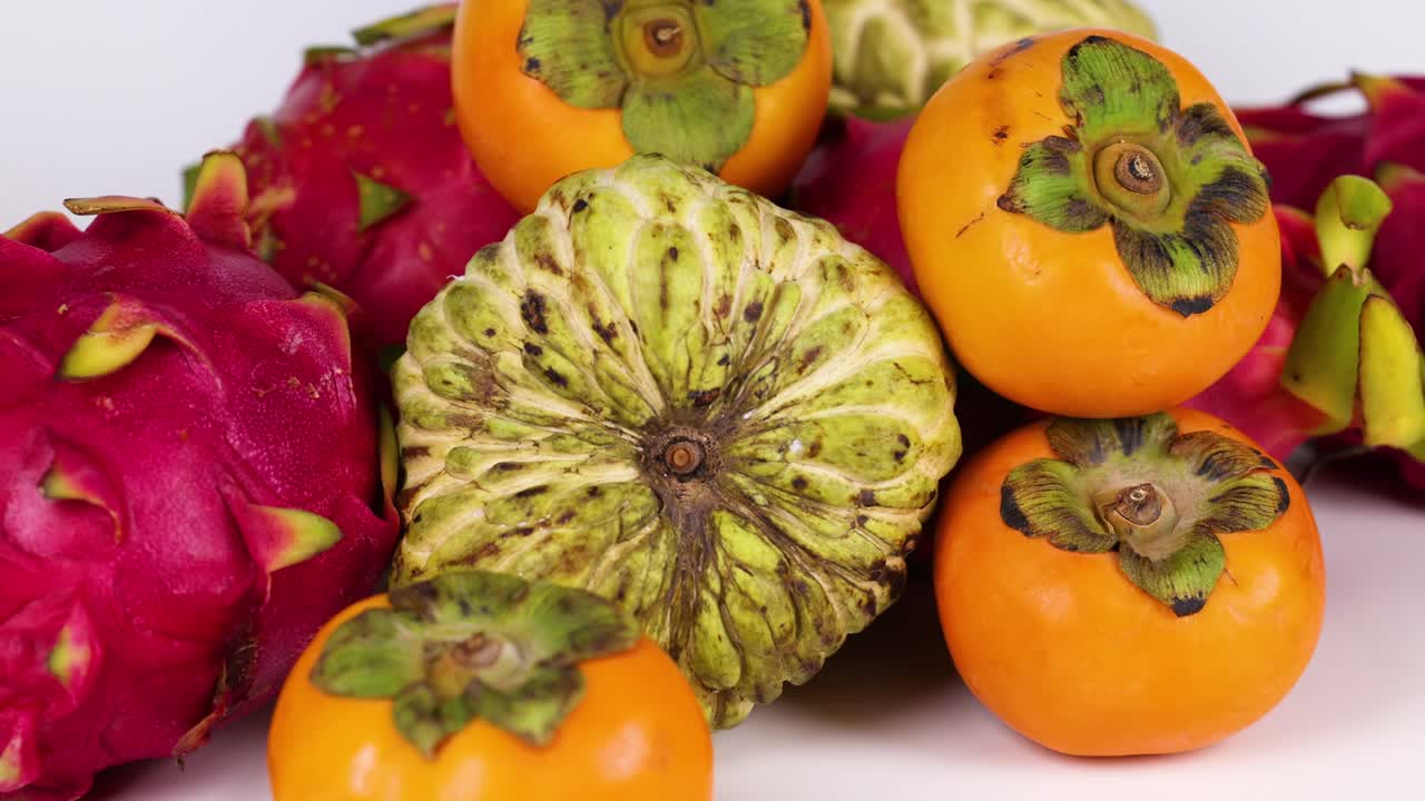 exhibición vibrante de frutas de dragón y caqui