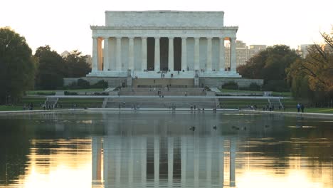 Lincoln-Memorial-Building-Und-Reflektierender-Pool-Im-National-Mall-Park,-Washington-DC-USA