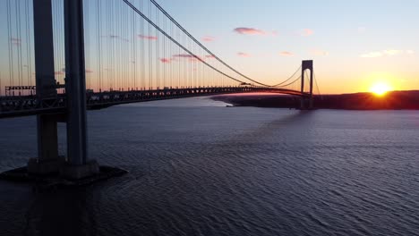 tráfico de hora pico al atardecer en el puente verrazzano-narrows en la ciudad de nueva york