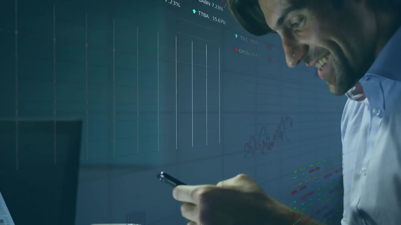 animación del procesamiento de datos del mercado de valores sobre el hombre caucásico usando teléfono inteligente y portátil en la oficina.