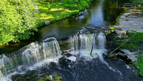 Keila-Wasserfall-In-Einem-Park-An-Einem-Sonnigen-Tag,-Zeitlupenaufnahme-Von-Oben-Auf-Einem-Sockel