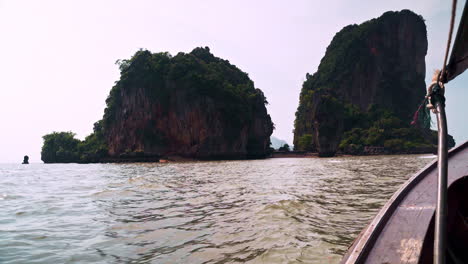 vista de un pasajero de las islas rocosas en el mar desde un barco de pesca de madera