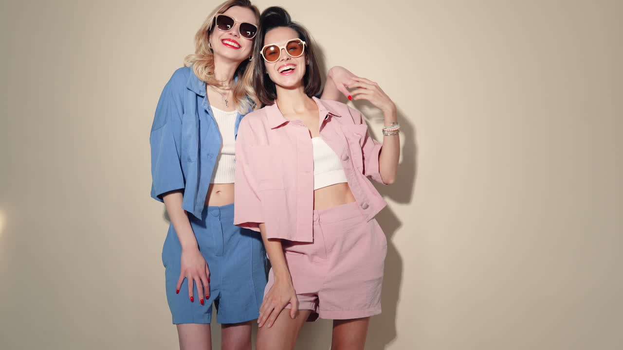 트렌디 한 여름 의복 을 입은 두 여자