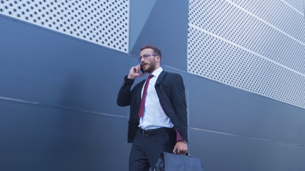 hombre de negocios hablando por teléfono y riendo.