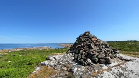 Steinhügel-Auf-Einer-Insel-In-Der-Nähe-Des-Ozeans