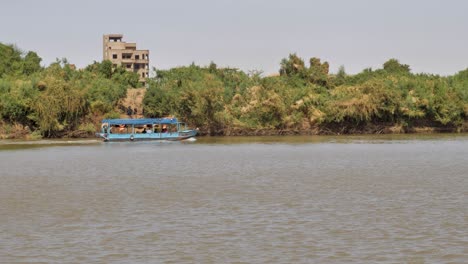 un barco en el río nilo cerca de jartum en sudán - siga el tiro