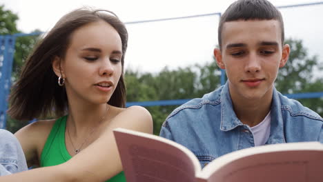 amigos leyendo afuera