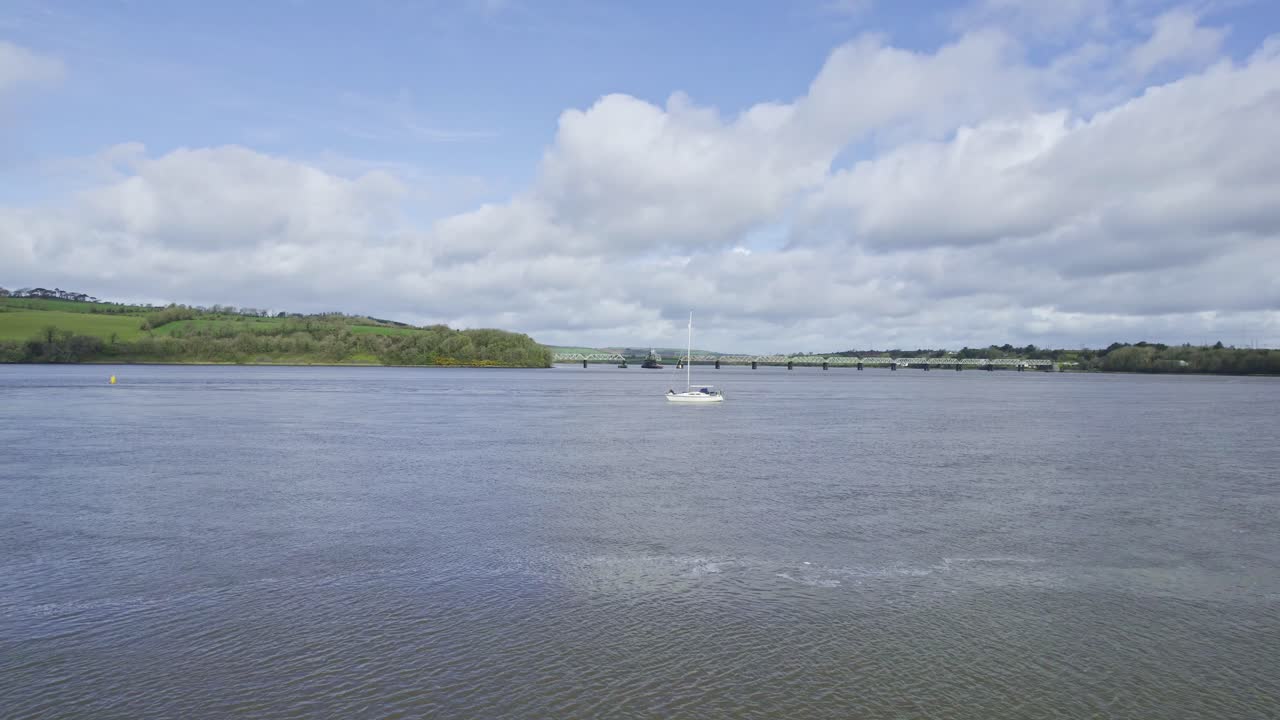 drone del estuario de waterford revela un velero con el puente ferroviario de barrow en el fondo